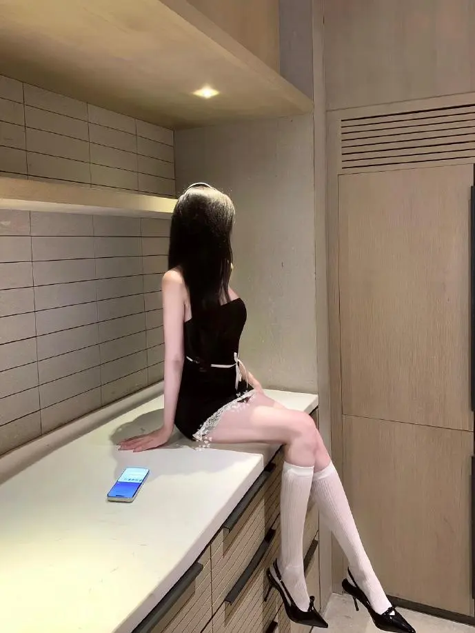 年轻人用手机看笑话场景